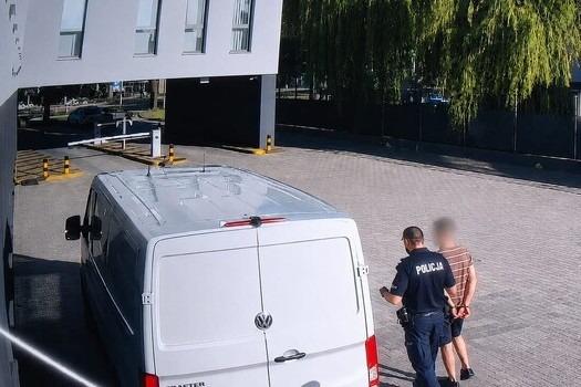 Policjanci rozpoznali w samochodzie poszukiwanego mężczyznę. Dopuścił się tylu "przewinień", iż grozi mu 17 lat więzienia