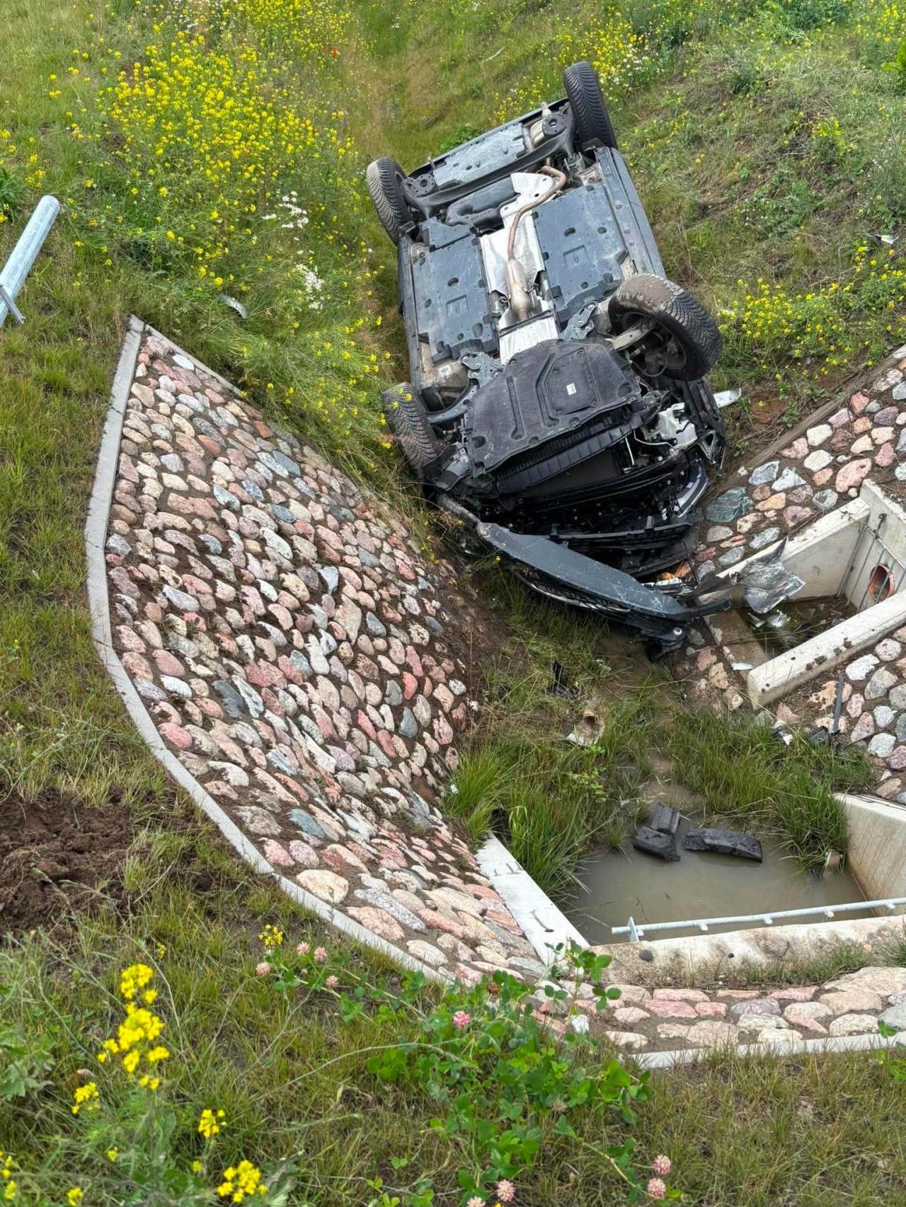 Zderzenie dwóch samochodów w powiecie poznańskim. Jeden z pojazdów wypadł z drogi