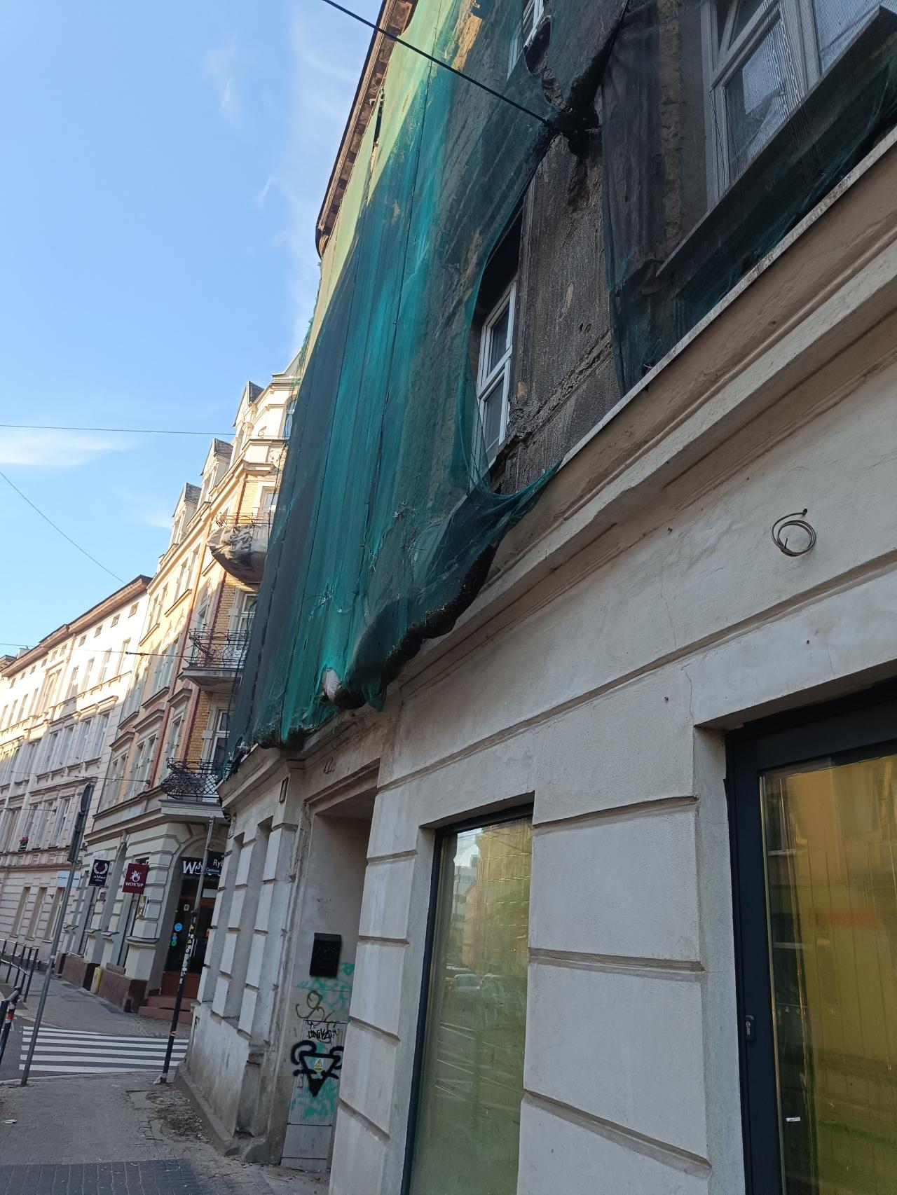 Strzelecka: kamienica się sypie. "Realne zagrożenie dla przechodniów"