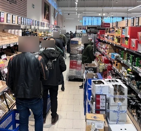Chłopcy rzucali się chlebem w markecie. Kobieta zwróciła im uwagę. "Oby tego chleba im kiedyś nie zabrakło"