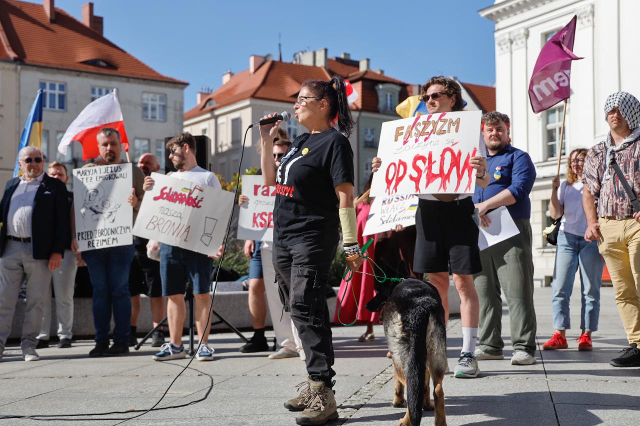 Demonstracja przeciwko "ksenofobii i faszyzmowi" w wielkopolskim mieście. "W polskich autobusach biją dzieci za to, iż mówią po ukraińsku"