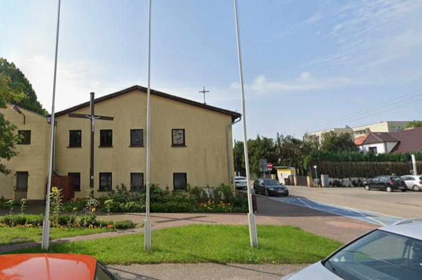 Samochód wjechał w budynek kościoła w Poznaniu