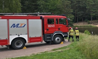 Akcja służb nad Jeziorem Kierskim. Auto stoczyło się do wody potrącając kobietę