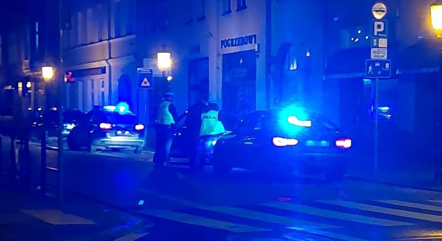 Nocne krzyki kobiety zaalarmowały mieszkańców. Akcja policji na poznańskiej ulicy