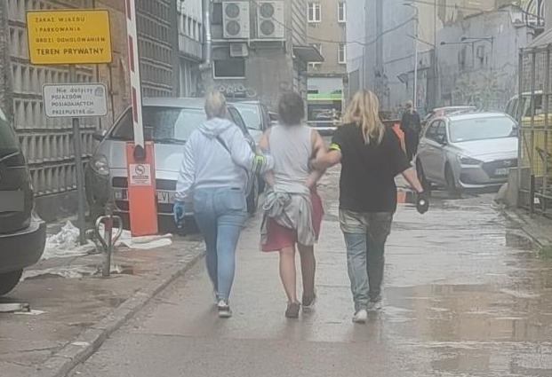 Poranna akcja policji w centrum. Siłowo weszli do mieszkania