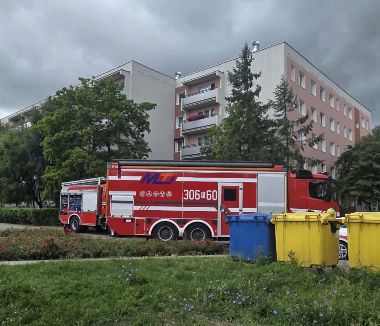Akcja strażaków na osiedlu w Swarzędzu. Rozlany kwas?