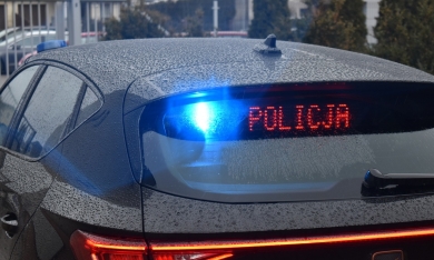 Pijany 40-latek wjechał samochodem w znak drogowy. Doszło do obywatelskiego zatrzymania