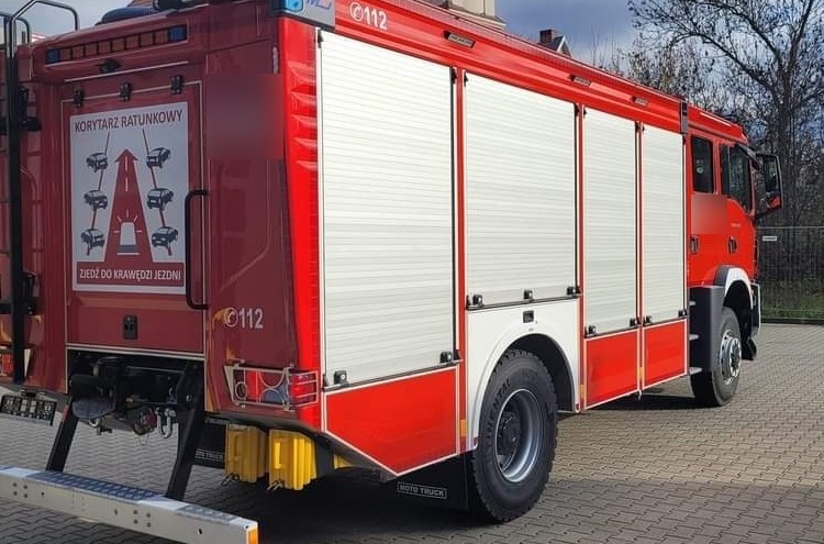 Poważny wypadek na DK11. Samochód osobowy zderzył się z ciężarówką. Policja wprowadziła ruch wahadłowy