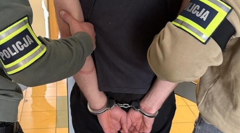 Policjanci jednego dnia zatrzymali dwie osoby ukrywające się przed więzieniem. Kobieta miała zaległe wyroki za przestępstwa narkotykowe