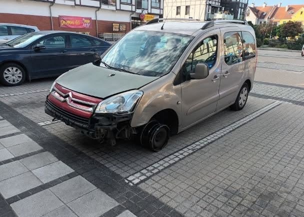 Zdewastowali kradzione auto w trakcie jazdy niszcząc też drogę. Zaparkowali na podpoznańskim rynku i... jedli parówki. To nie żart