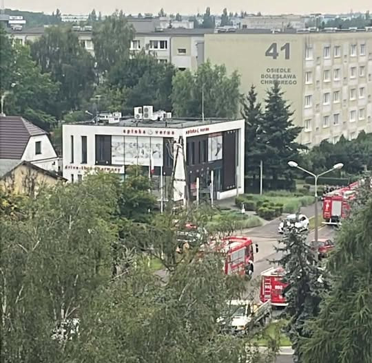 Wozy strażackie przy kościele na poznańskim osiedlu