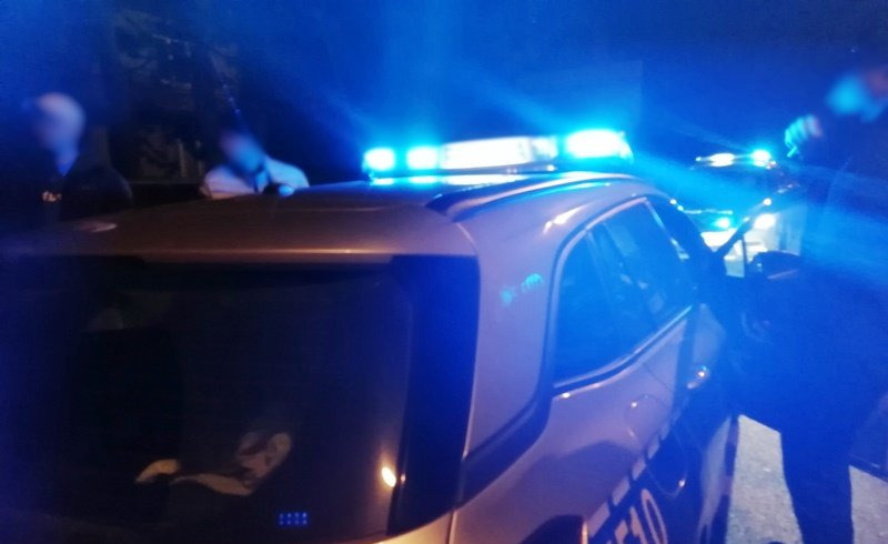 Dramatyczny finał interwencji domowej w regionie. Ranny policjant i napastnik, przed blokiem znaleziono zwłoki