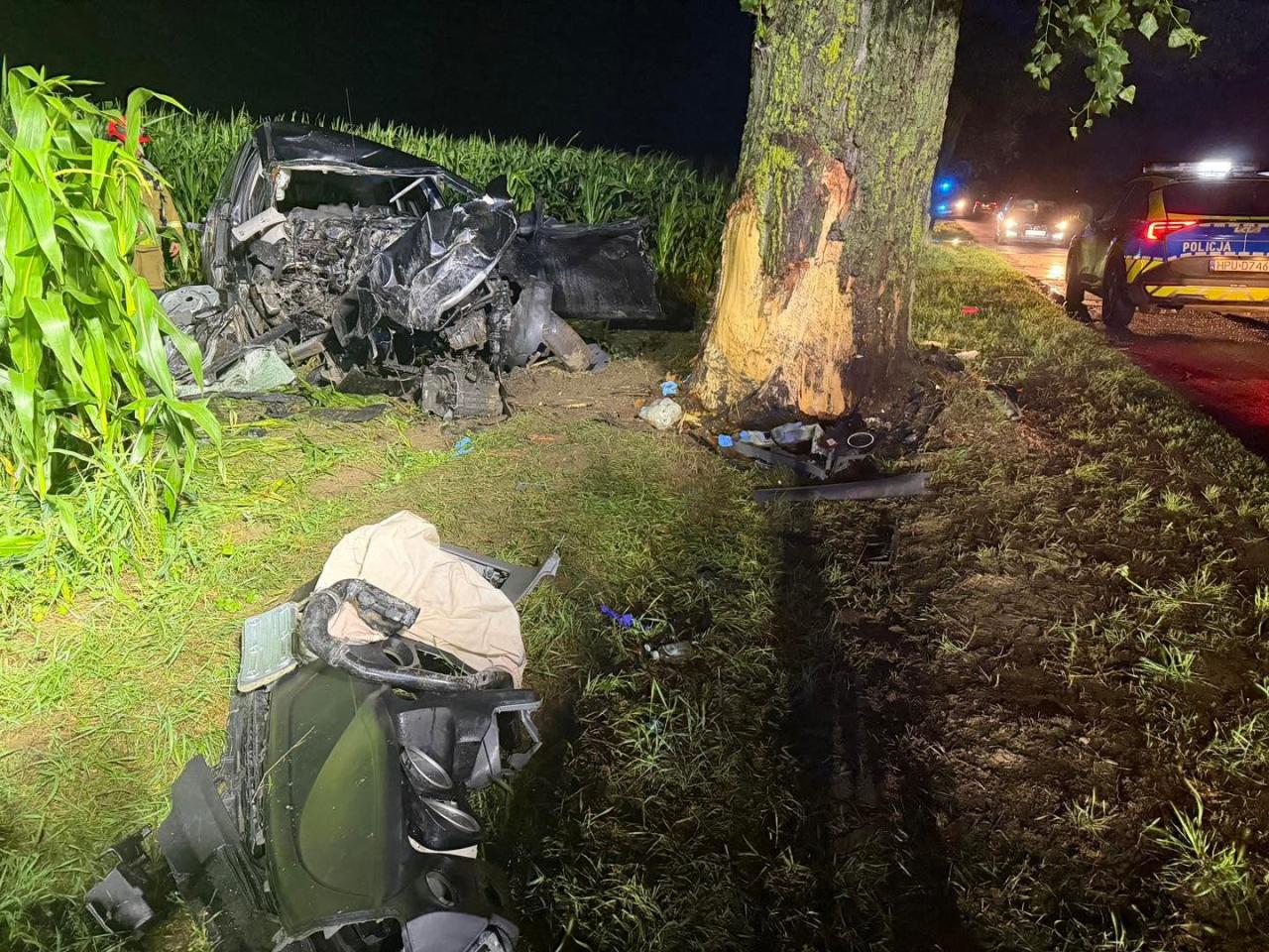 Tragedia w regionie. Samochód roztrzaskał się o drzewo. Życia 24-latka nie udało się uratować