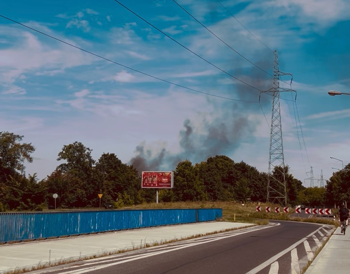 Ciemny, gęsty dym nad północnym Poznaniem