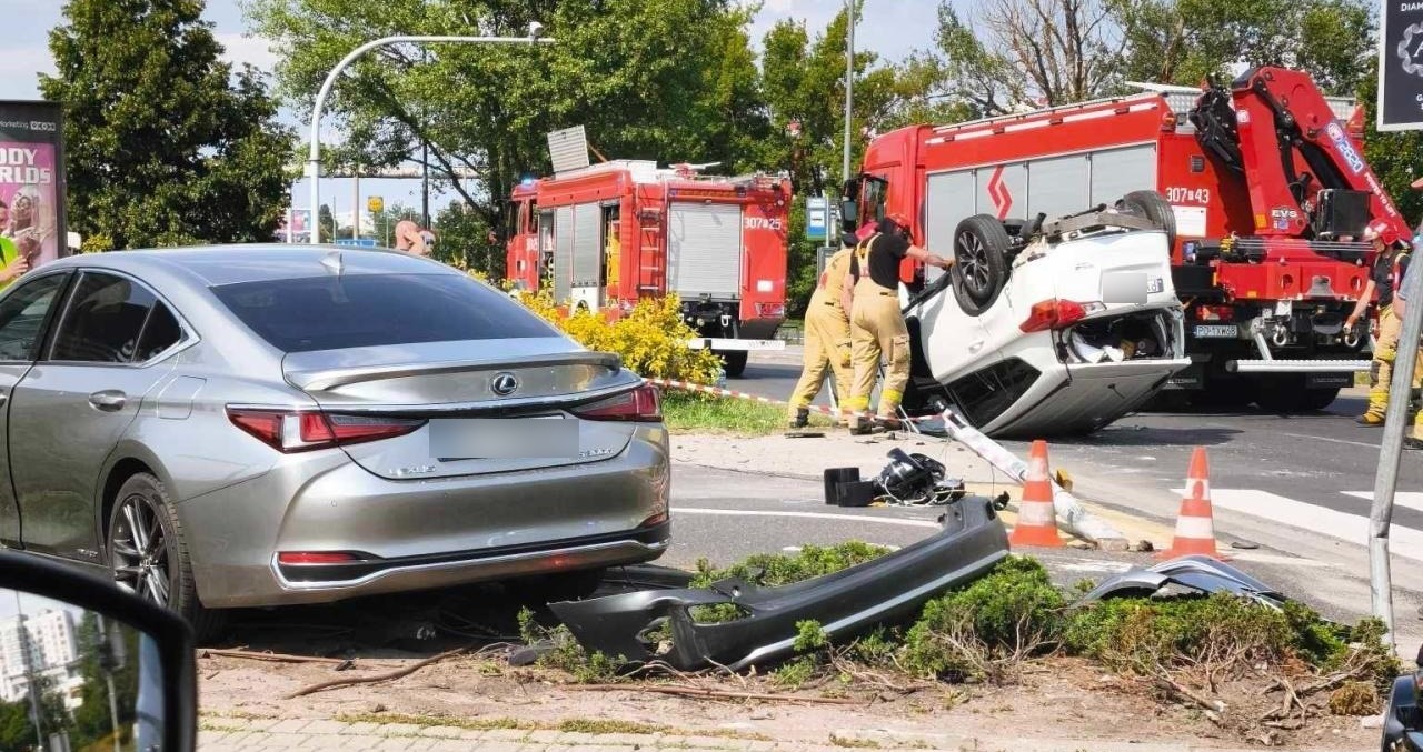 Wypadek na rondzie Starołęka. Jedno z aut dachowało