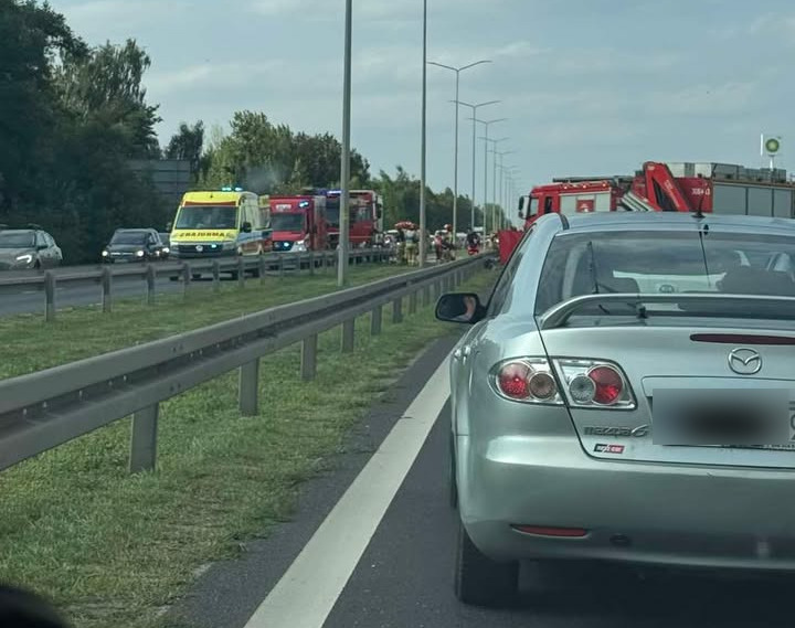 Wypadek z udziałem motocyklisty na wjeździe do Poznania. "Duże korki w jedną i w drugą stronę"