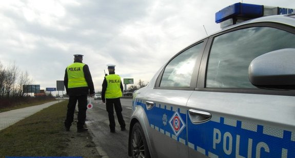 Potrącił policjantkę w regionie i uciekł. Trwa obława