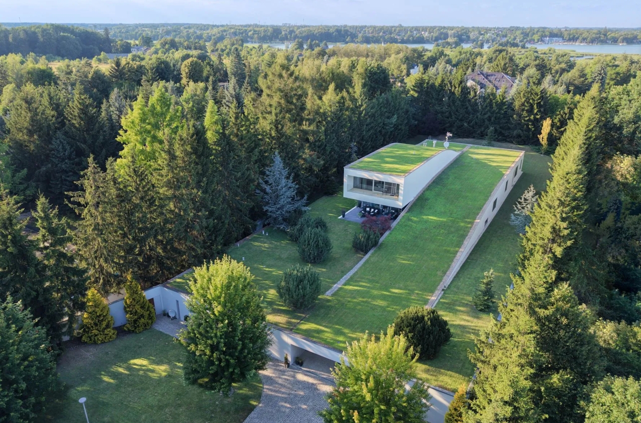 "Dom Autorodzinny" w Chybach na sprzedaż. Projektował go jeden z najlepszych polskich architektów