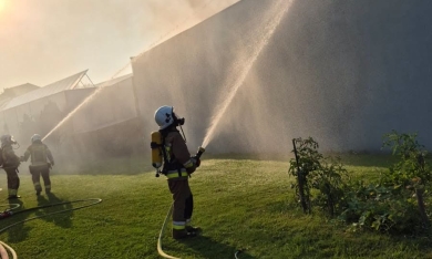 Duży pożar lakierni w regionie. Ucierpiał strażak