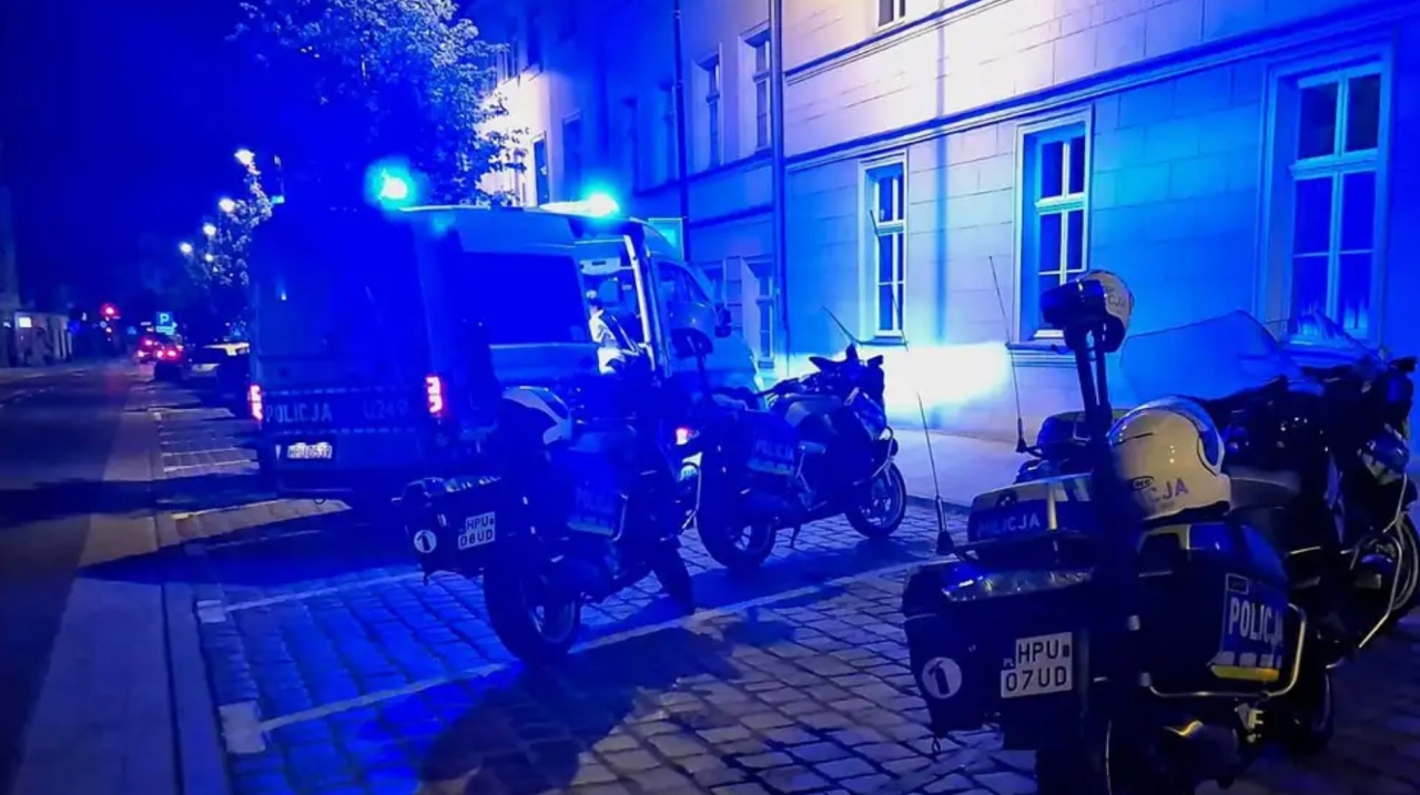 19-latek, który zabił ojca mieczem i ranił policjanta, trafił do aresztu. Zaczęło się od kłótni rodziców