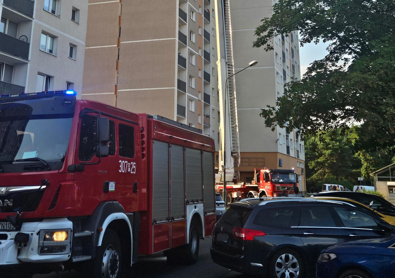 Pięć strażackich zastępów przy blokach na poznańskim osiedlu