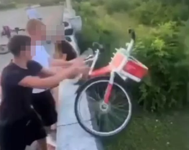 Głupia zabawa nastolatków z regionu. Zrzucili rower miejski z dużej wysokości, będą konsekwencje