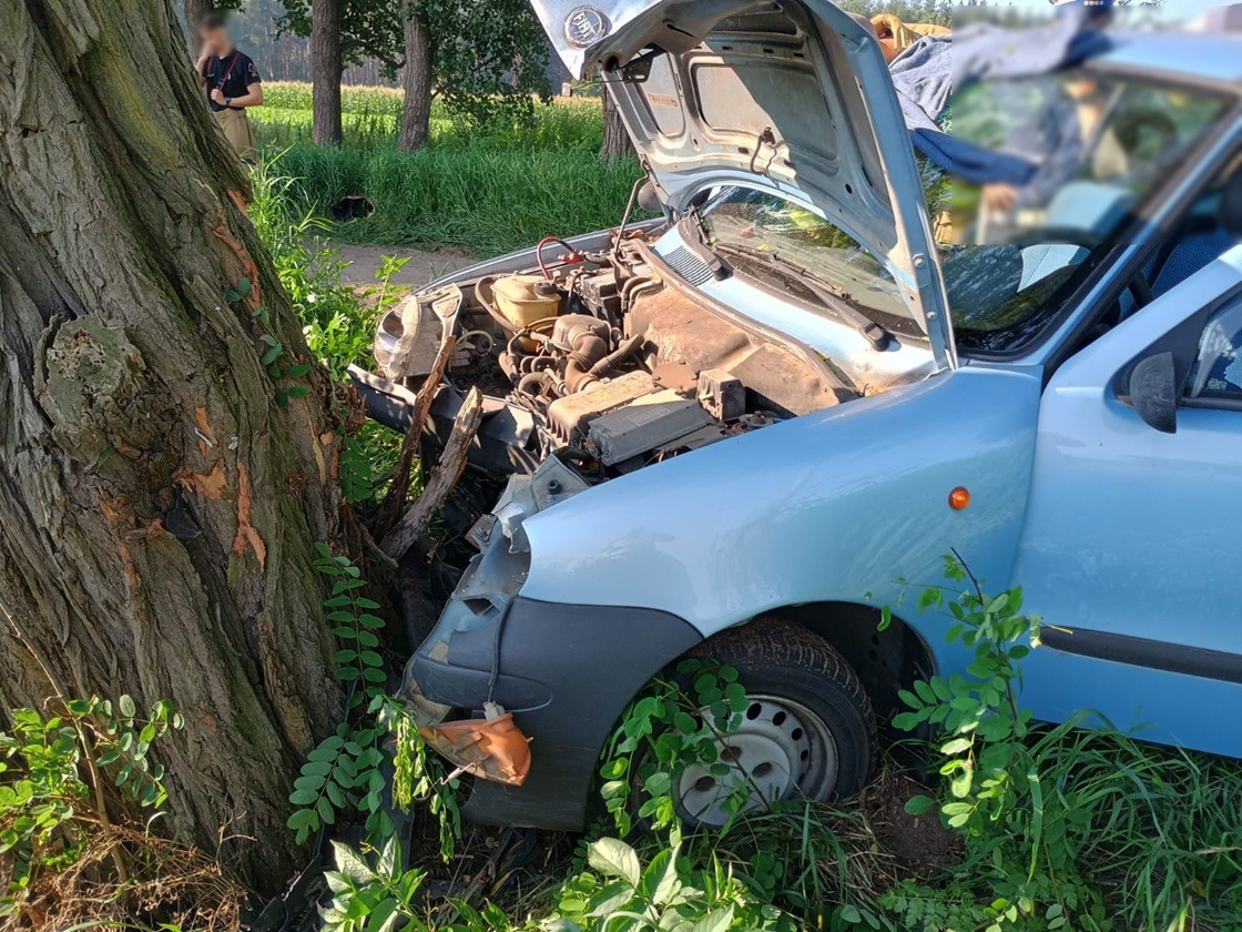 Region. Wjechała w drzewo autem i uciekła zostawiając 7-letniego syna