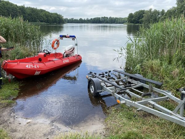 Akcja służb nad jeziorem w regionie. Trwa reanimacja dwóch nieletnich osób