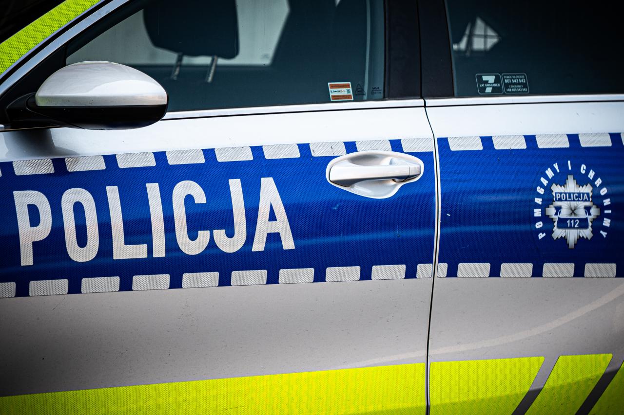 Kilkuletni chłopiec sam spacerował po ulicy w regionie. Wezwano policję