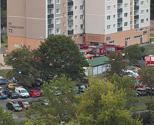 Strażacy wciąż prowadzą działania na poznańskim osiedlu. w tej chwili 10 zastępów