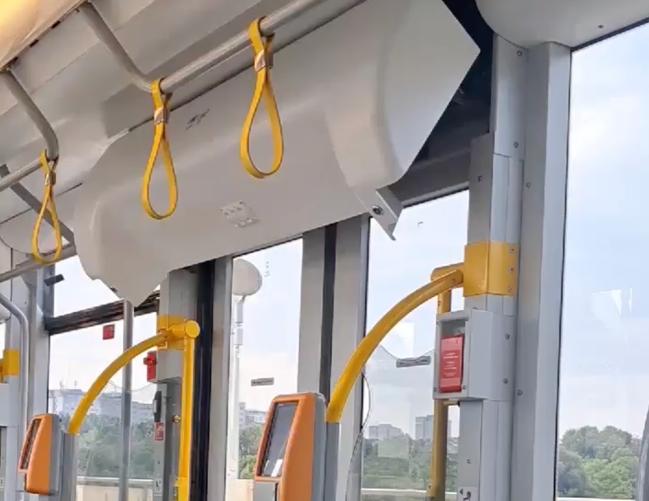 Taki widok w poznańskim tramwaju. "To nie usterka"
