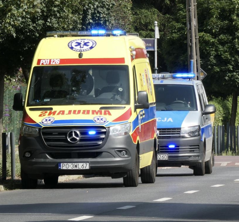 Mężczyzna prawdopodobnie przez całą noc leżał pomiędzy samochodami na jednym z parkingów w regionie