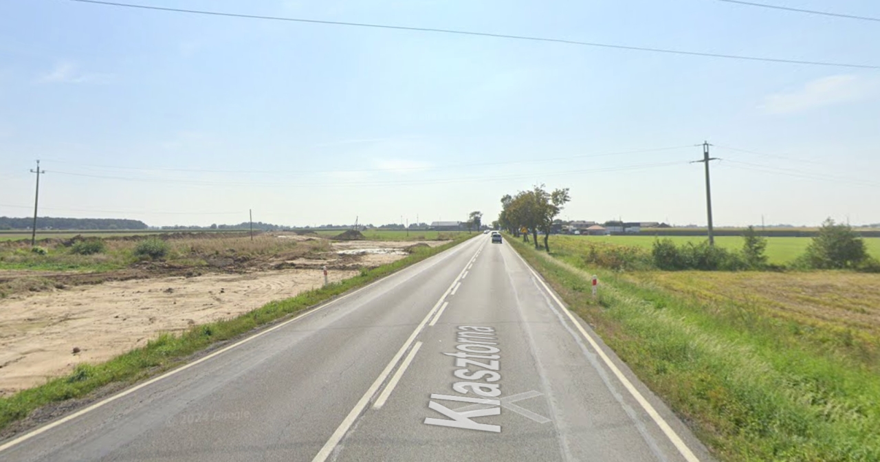 Poważny wypadek na krajówce w regionie. Auto wjechało w drzewo, lądował LPR