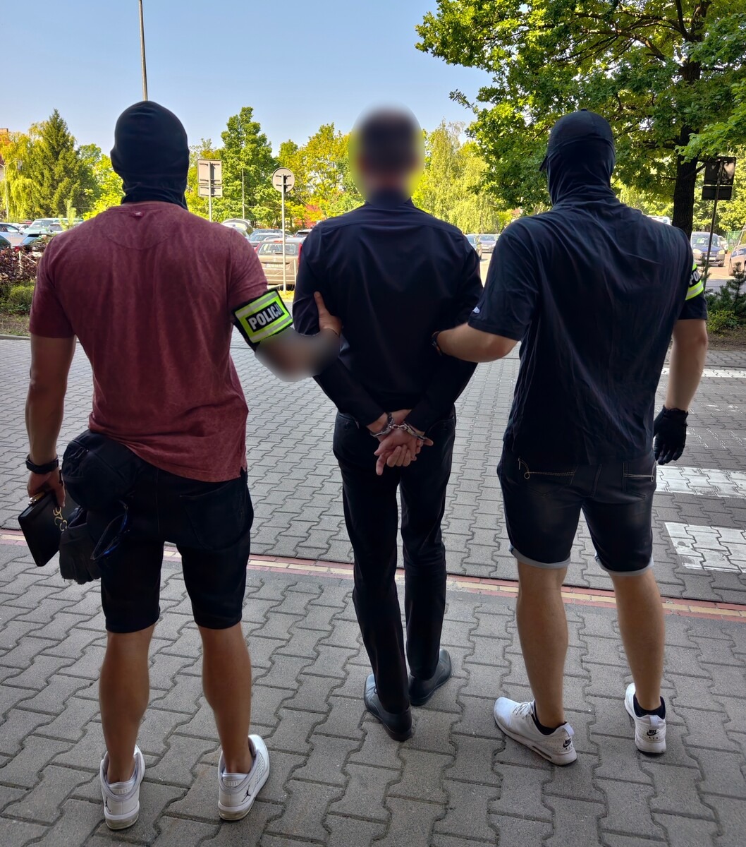 Przy wlewie paliwa w swoim aucie "znalazł" podejrzane urządzenie, postawił na nogi wszystkie służby i doprowadził do ewakuacji okolicy. Sam je podrzucił. Jest więcej informacji