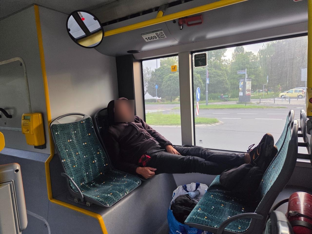 Bezdomny spał w autobusie przed rozpoczęciem kursu. Czytelniczka: "Kierowca nie zareagował, zapach nie do wytrzymania"
