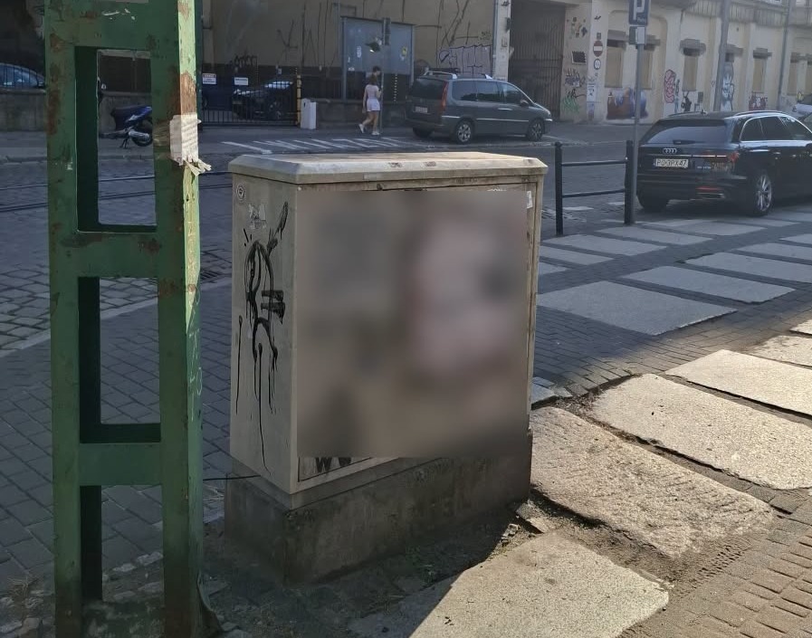 Naklejał plakaty na budynkach w centrum Poznania. Posypały się mandaty