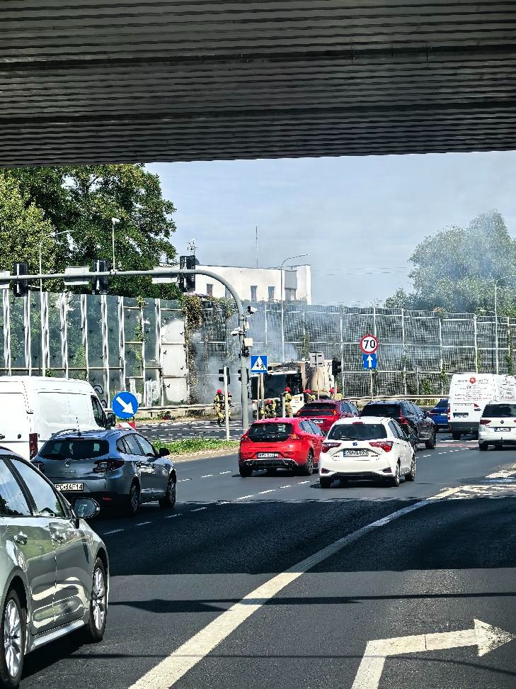 Pożar śmieciarki na Zawadach. Utrudnienia!