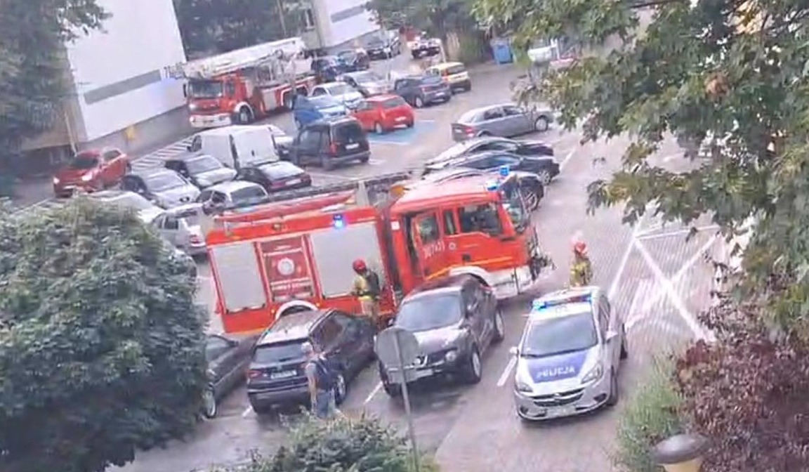 Duża akcja służb na poznańskim osiedlu. Mieszkaniec wyrzucał z balkonu płonące przedmioty