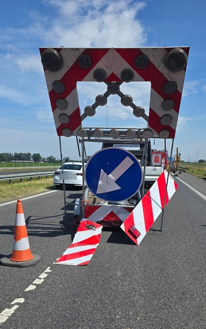 Osobówka wjechała w pojazd służby drogowej. Utrudnienia na S5 pod Poznaniem