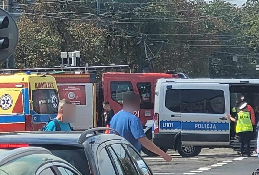 Zderzenie karetki i osobówki na poznańskim skrzyżowaniu. Duże utrudnienia!