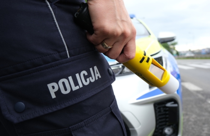 Nie dość, iż miał sądowy zakaz prowadzenia pojazdów, to jeszcze samochód nie miał aktualnego przeglądu