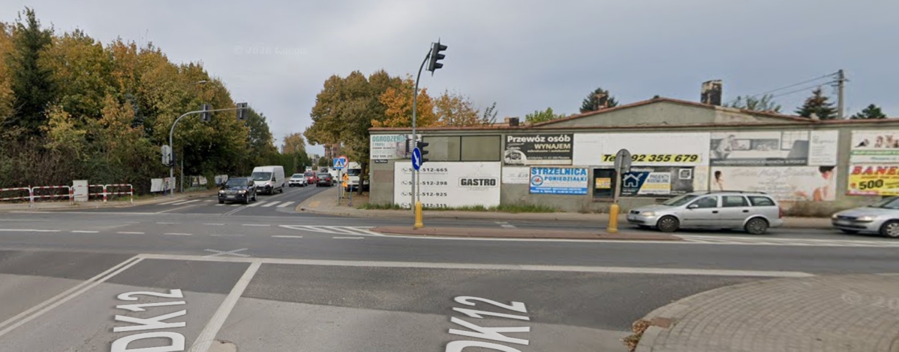 Tragedia w regionie. W centrum Pleszewa zderzyły się bus i ciężarówka, pojazd przebił ścianę dawnego baru, nie żyją dwie osoby