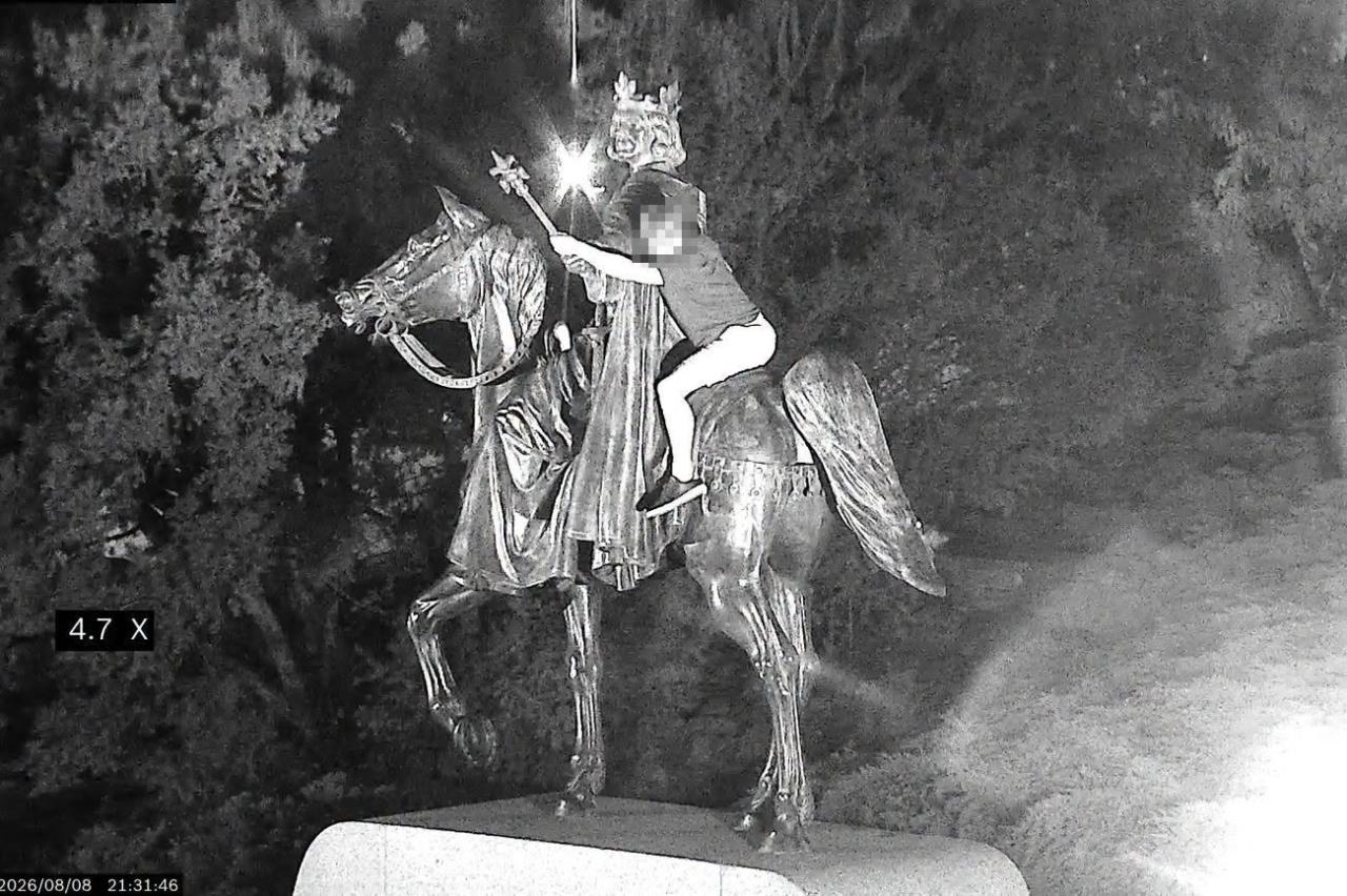 Pomnik Przemysła II nocnym obiektem zainteresowania. Jeden siedział na koniu, drugi przy nim... oddawał mocz