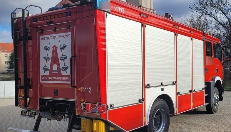 Baranowo: pożar elewacji budynku szkolnego. Zapaliła się kosiarka