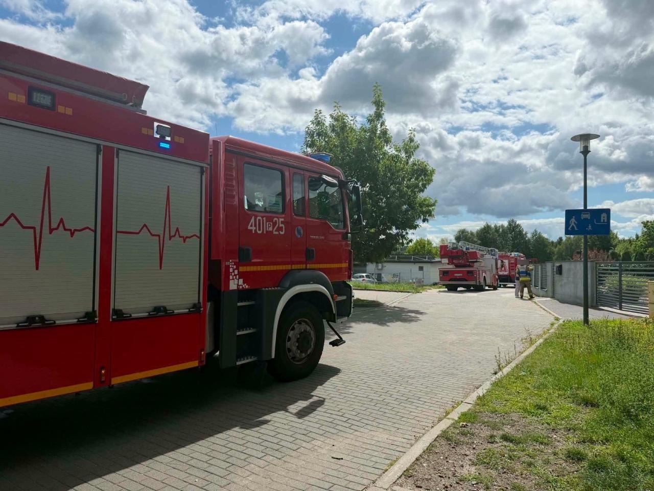 Palił się żywopłot między budynkami mieszkalnymi. Było o krok od tragedii. "Liczyła się każda sekunda"