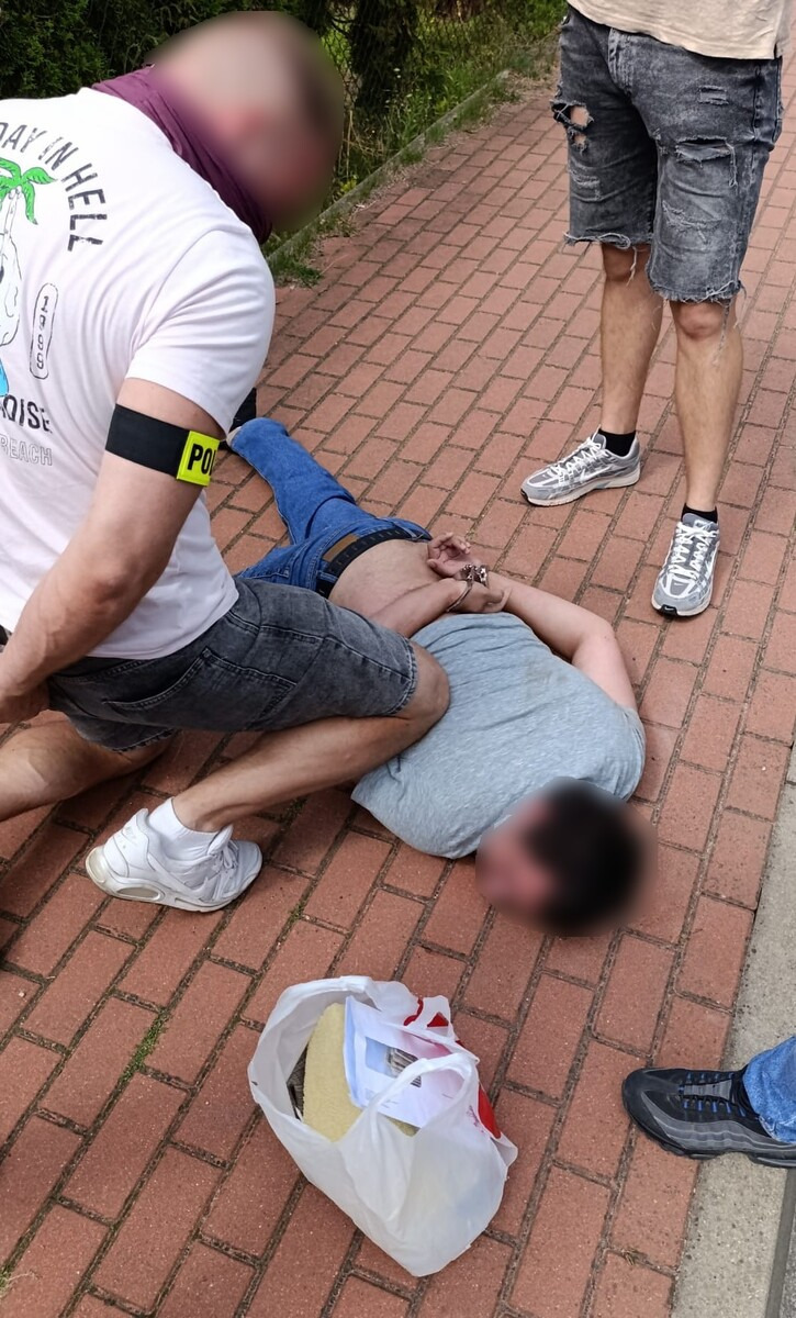 Policjanci zatrzymali w podpoznańskiej miejscowości mężczyznę z reklamówką. Wiadomo, co ukrywał