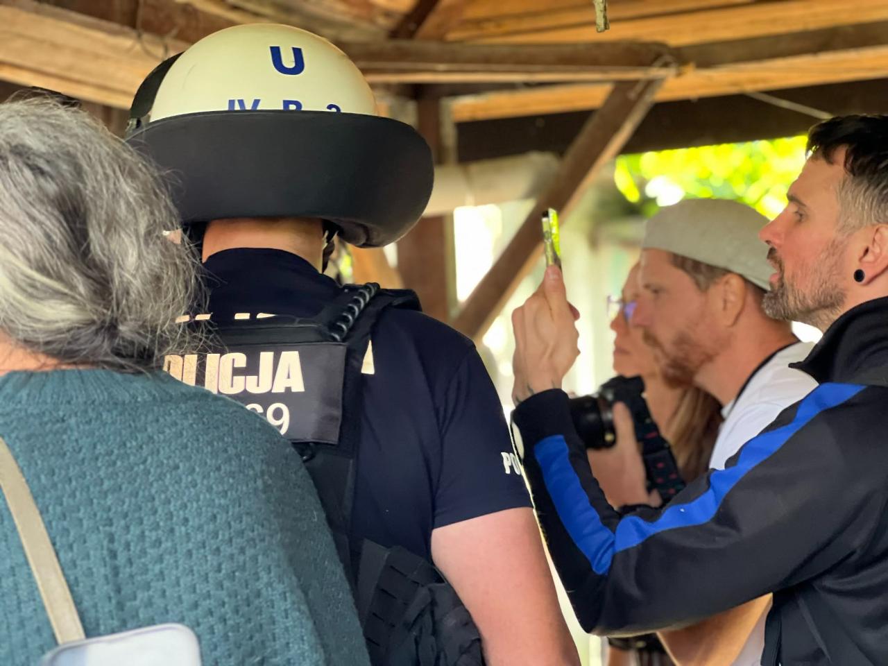 Kuria eksmitowała pierwszego lokatora os. Maltańskiego. Kordon policjantów z tarczami i szarpanina z mieszkańcami