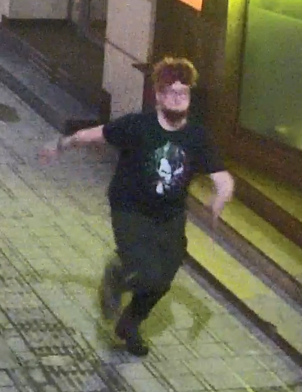 Atak na poznańskiej ulicy. Policjanci szukają tego mężczyzny!