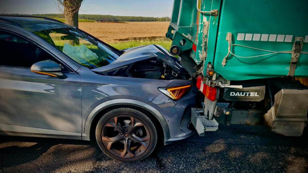 Samochód osobowy wjechał w tył ciężarówki