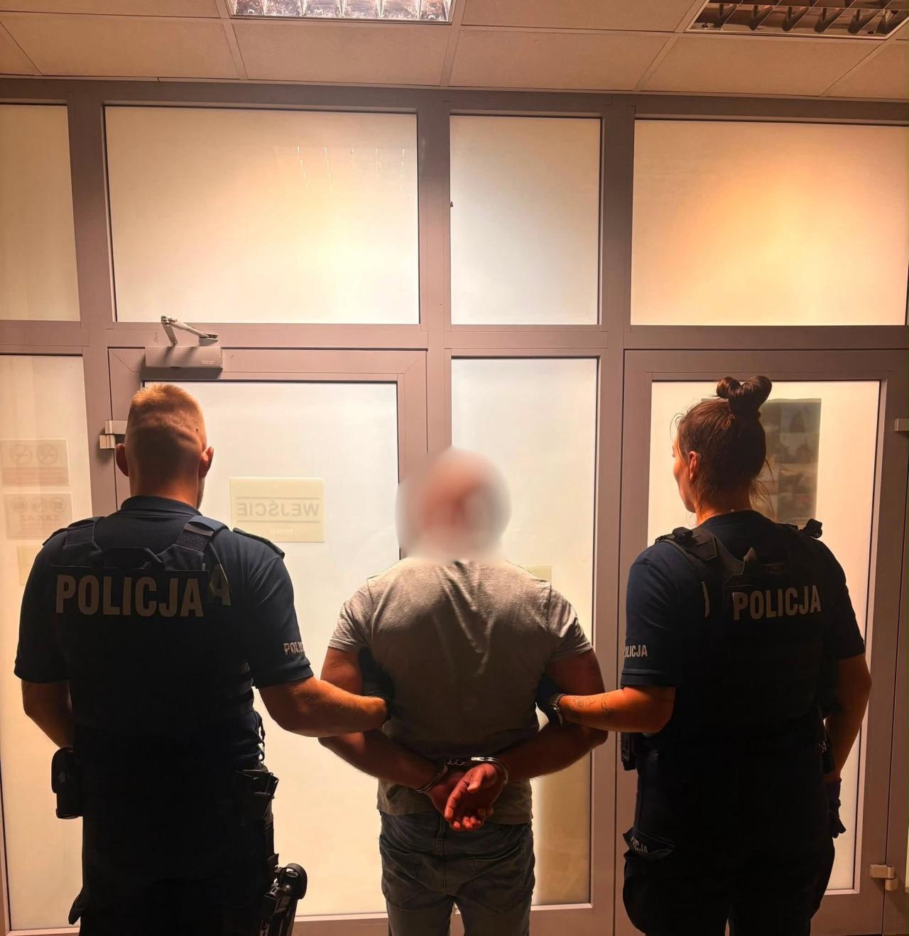 Widząc policjantów na patrolu, machał do nich i używał wulgarnych słów. Okazało się, iż był poszukiwany